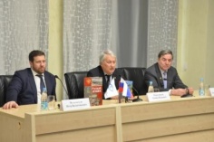 В библиотеке состоялась встреча с российскими историками и публицистами Л.П. Решетниковым и П.В. Мультатули