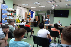 Дети из летнего лагеря посетили специальную библиотеку